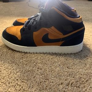 Air Jordan 1 mid Se premium stain gold
